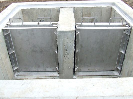 Hand Stop Gate for flow control in wastewater treatment. Penstock gate. Hand stop gates are used in small open channels, a simple hand-lift operation where seals are optional.
