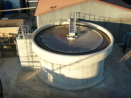 Thickener tank. Thickener wastewater treatment. Sludge treatment. Gravity thickener wastewater treatment. Sludge thickening and dewatering. Sludge thickening.