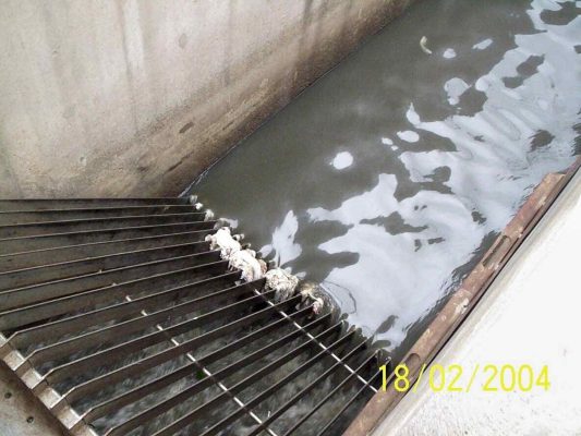 Hand rake screen for wastewater treatment plants. Coarse manual hand screen. Emergency by-pass screening.