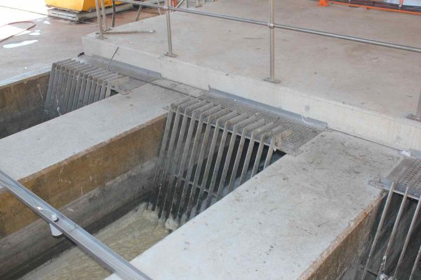 Hand rake screen for wastewater treatment plants. Coarse manual hand screen. Emergency by-pass screening.